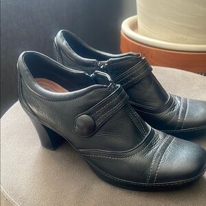 Clarks Artisan Black Leather Heels with Button Accent Women's 8 Cobbler Style